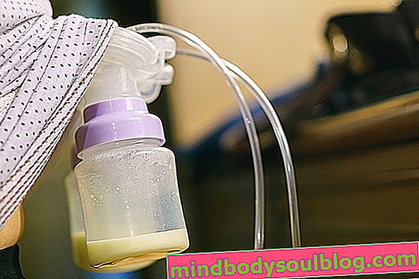 Cara mengekspresikan susu ibu secara manual dan dengan pam payudara