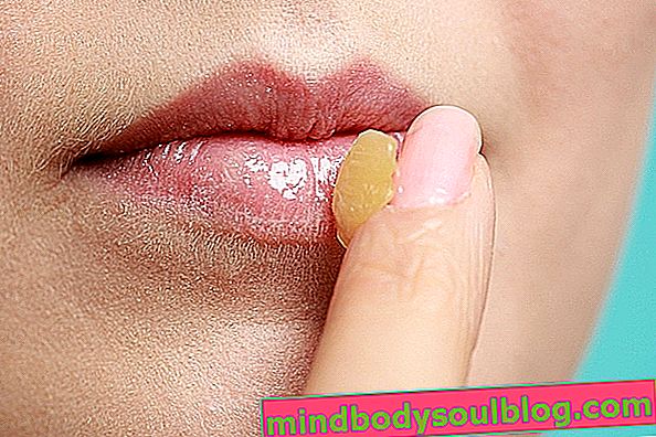 Apa yang harus dilakukan untuk bibir kering (dan apa yang harus dihindari)