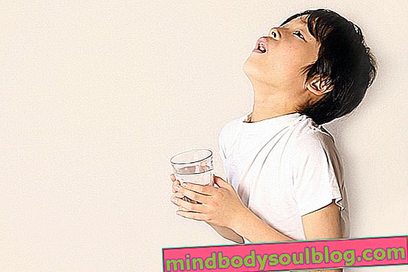 喉をきれいにする：痰が喉に詰まる5つの方法