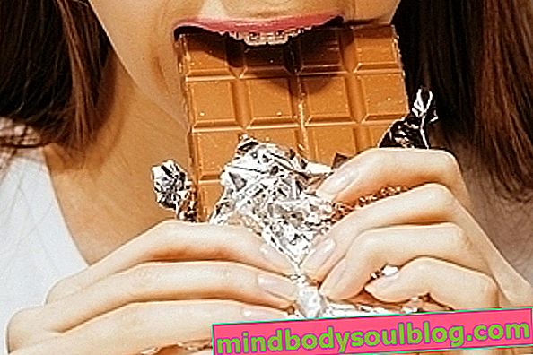 チョコレートはにきびの原因となるため（そして他の食べ物は避けるべきです）