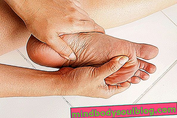 6 façons de combattre les douleurs aux pieds