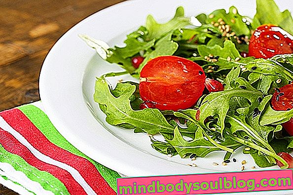 Arugula dan salad tomat