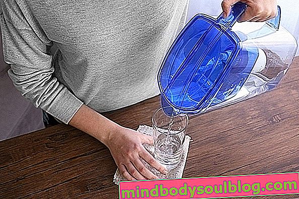 Apakah minum air benar-benar membantu menurunkan berat badan?
