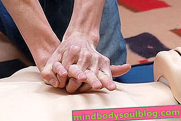 Як правильно робити масаж серця