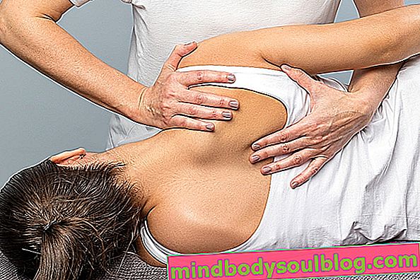 肩甲骨の痛み：9つの主な原因と対処法