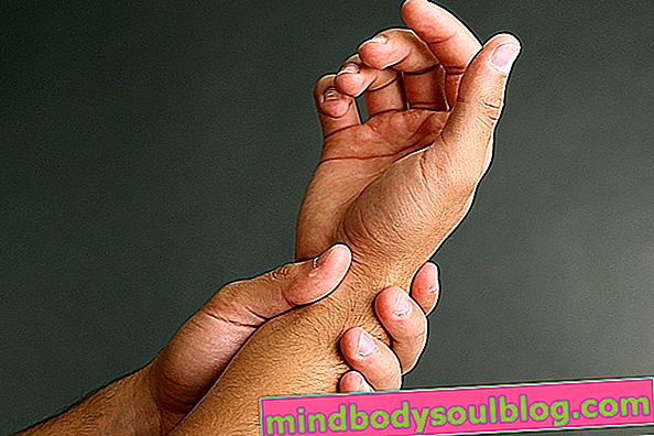 Douleur dans les articulations des doigts: ce qui peut être et comment traiter