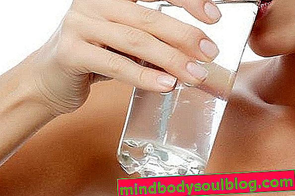過度の喉の渇き：6つの主な原因と対処法
