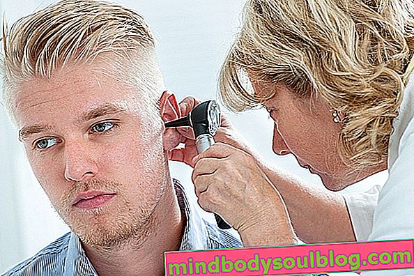 7 основних причин виділень з вух і як їх лікувати