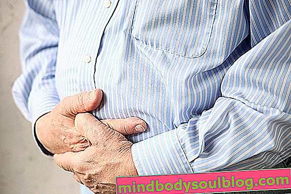 腹痛：11の主な原因と対処法