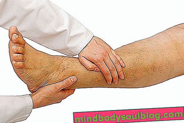 כפות רגליים מגרדות: 10 סיבות עיקריות ומה לעשות