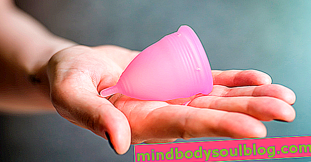 Як користуватися менструальною чашкою (та 6 інших поширених питань)